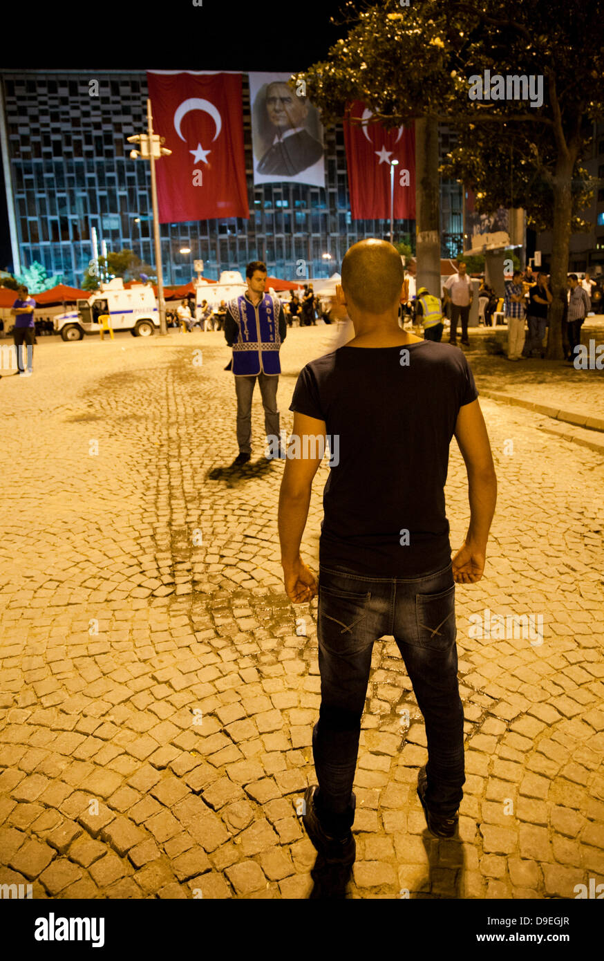 Un homme debout dans la démonstration de la Place Taksim comme une manifestation silencieuse contre le gouvernement à Istanbul Turquie Crédit : David Pearson/Alamy Live News Banque D'Images