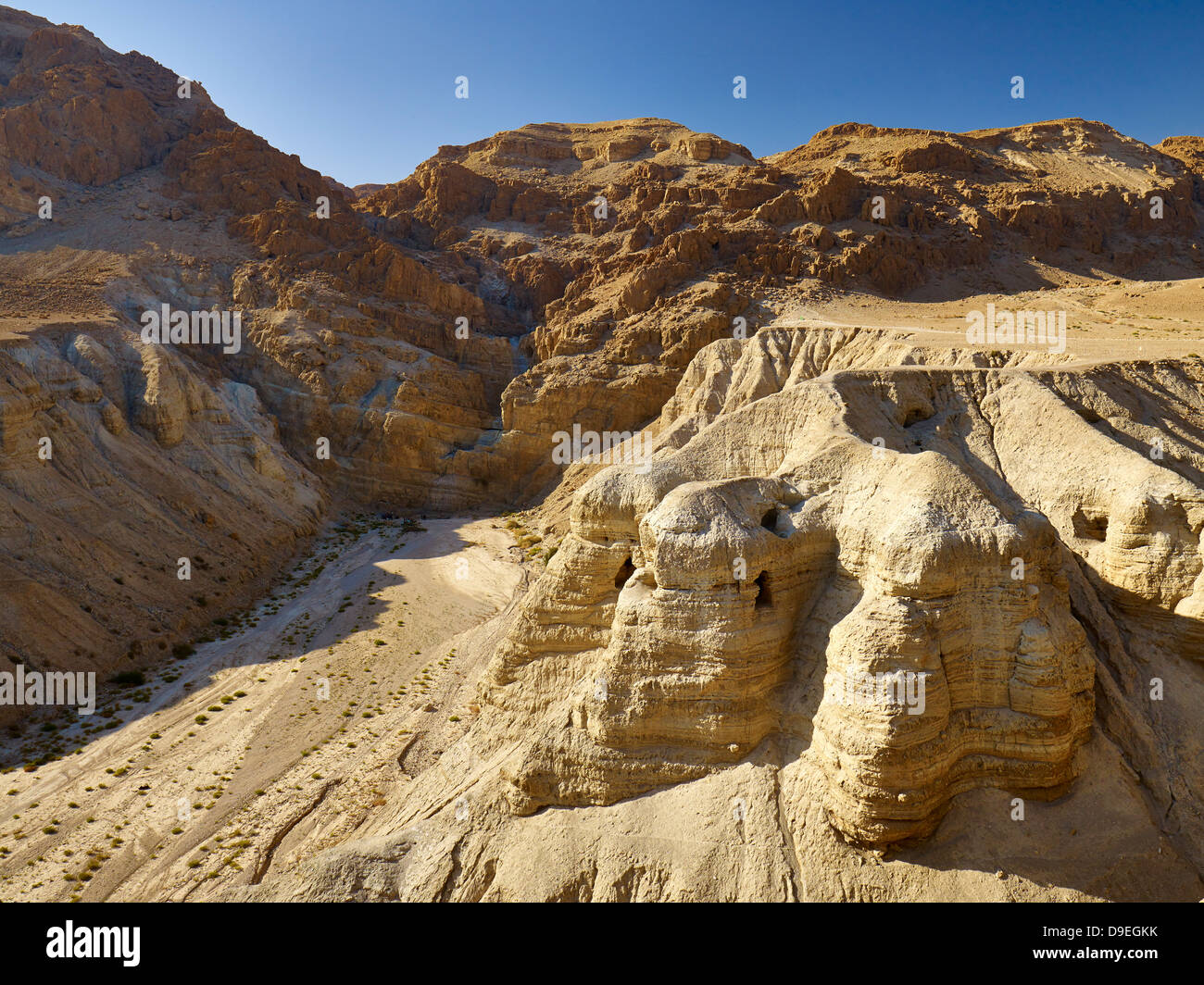 Paysage avec des grottes de Qumran près de la Mer Morte, Israël, Moyen Orient Banque D'Images