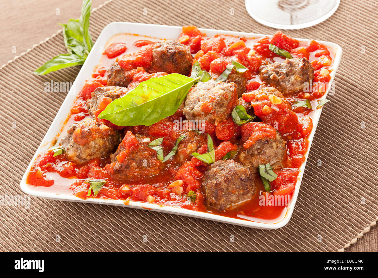 Des boulettes en sauce tomate rouge sur un arrière-plan Banque D'Images