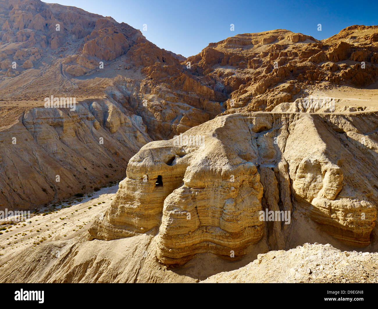 Paysage avec des grottes de Qumran près de la Mer Morte, Israël, Moyen Orient Banque D'Images