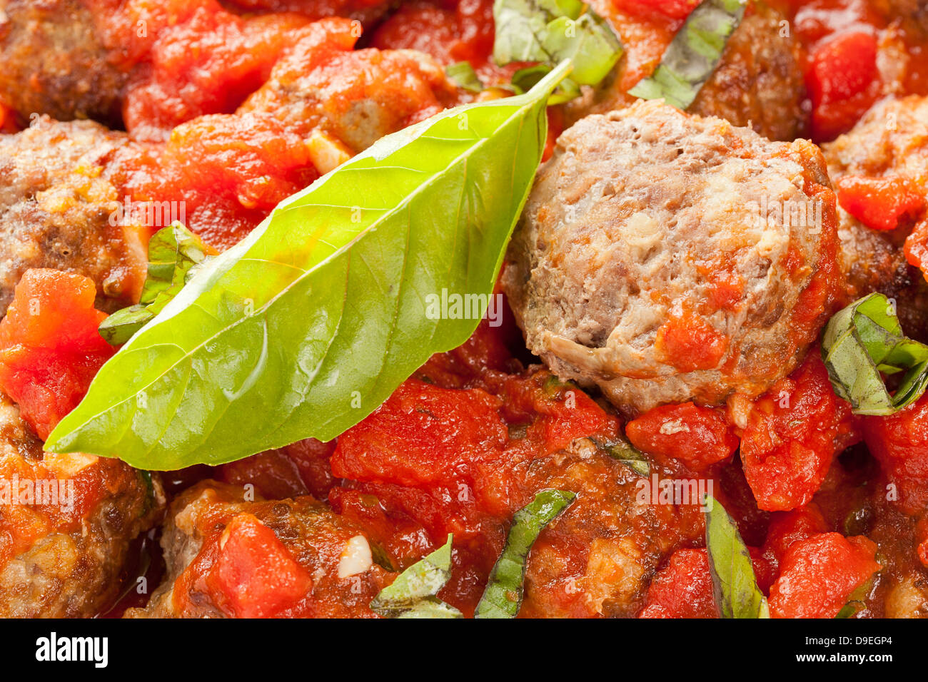 Des boulettes en sauce tomate rouge sur un arrière-plan Banque D'Images