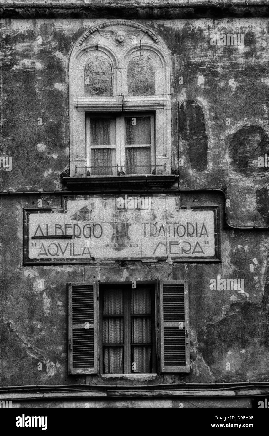 Aquila Nera 'trattoria' l'Aigle Noir Hôtel et restaurant Photo Stock - Alamy