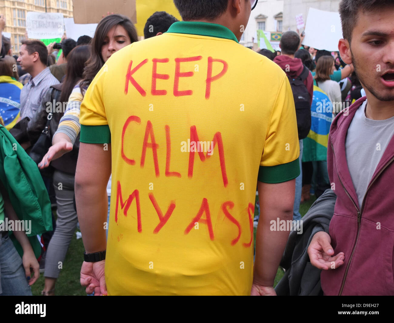 Londres, Royaume-Uni. Le mardi 18 juin un démonstrateur au cour du Palais Vieux vêtu d'un maillot de football brésilien avec un slogan sur son dos. Credit : Nelson Pereira/Alamy Live News Banque D'Images