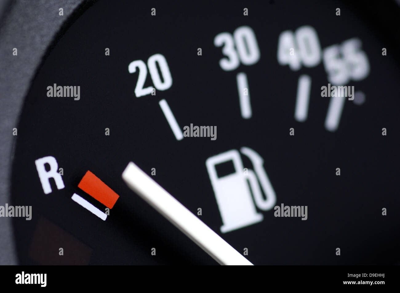 Jauge de carburant, réservoir vide, annonce dans une voiture Banque D'Images