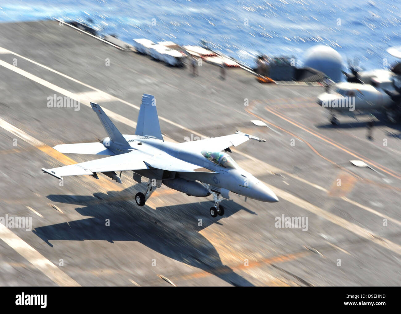 Un F/A-18E Super Hornet lands à bord du porte-avions USS Enterprise. Banque D'Images