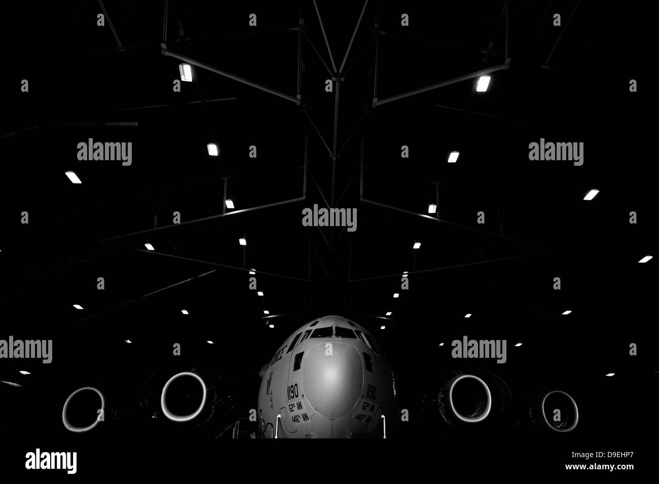 Un C-17 Globemaster III se trouve dans un hangar au champ McChord Air Force Base, à Washington. Banque D'Images