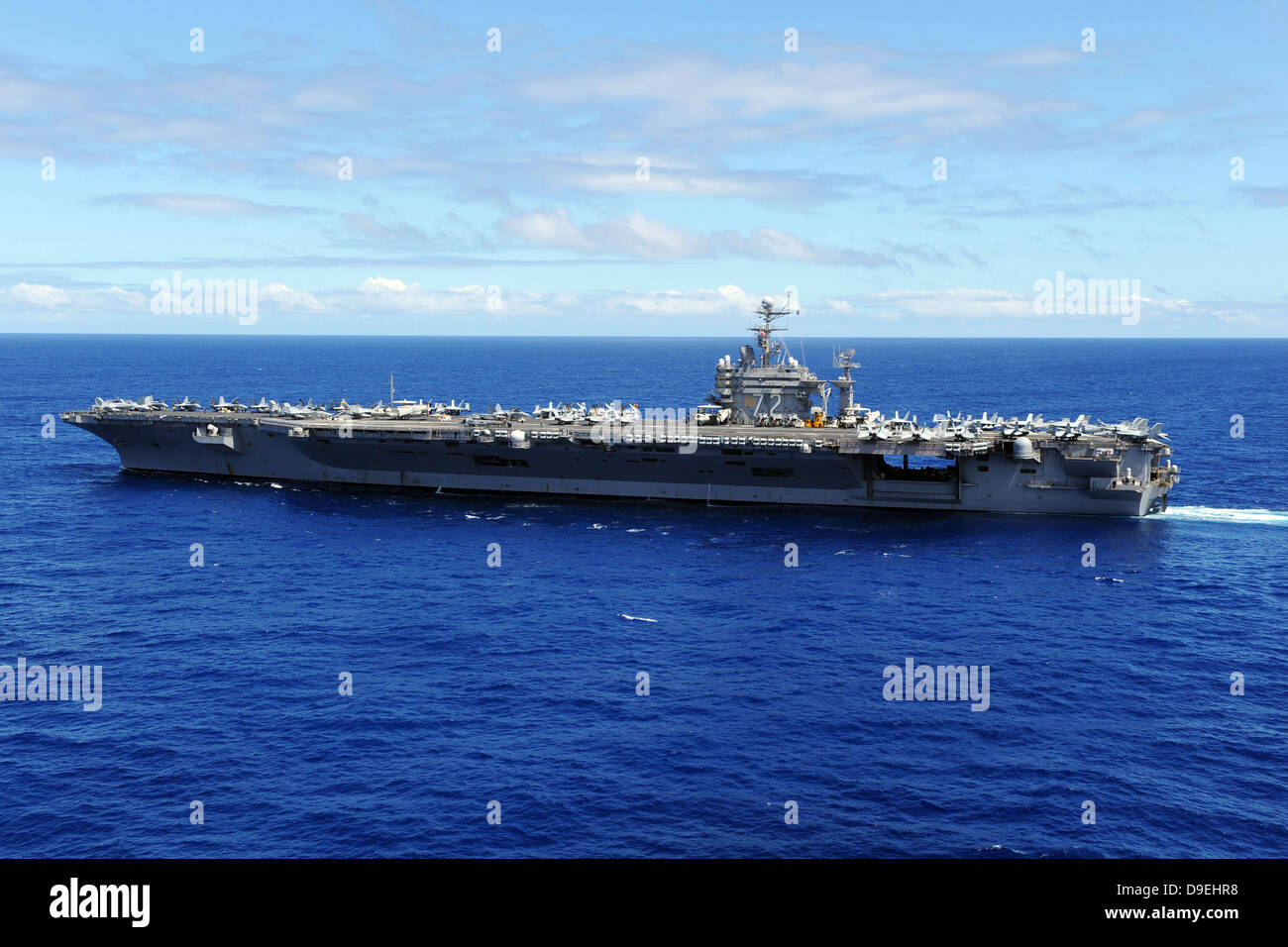 Le porte-avions USS Abraham Lincoln transite à travers l'Océan Pacifique Banque D'Images