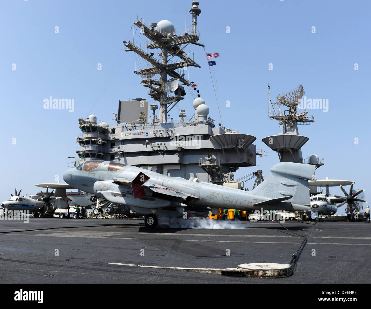Un EA-6B Prowler attrape un fil d'arrêt pendant l'atterrissage. Banque D'Images