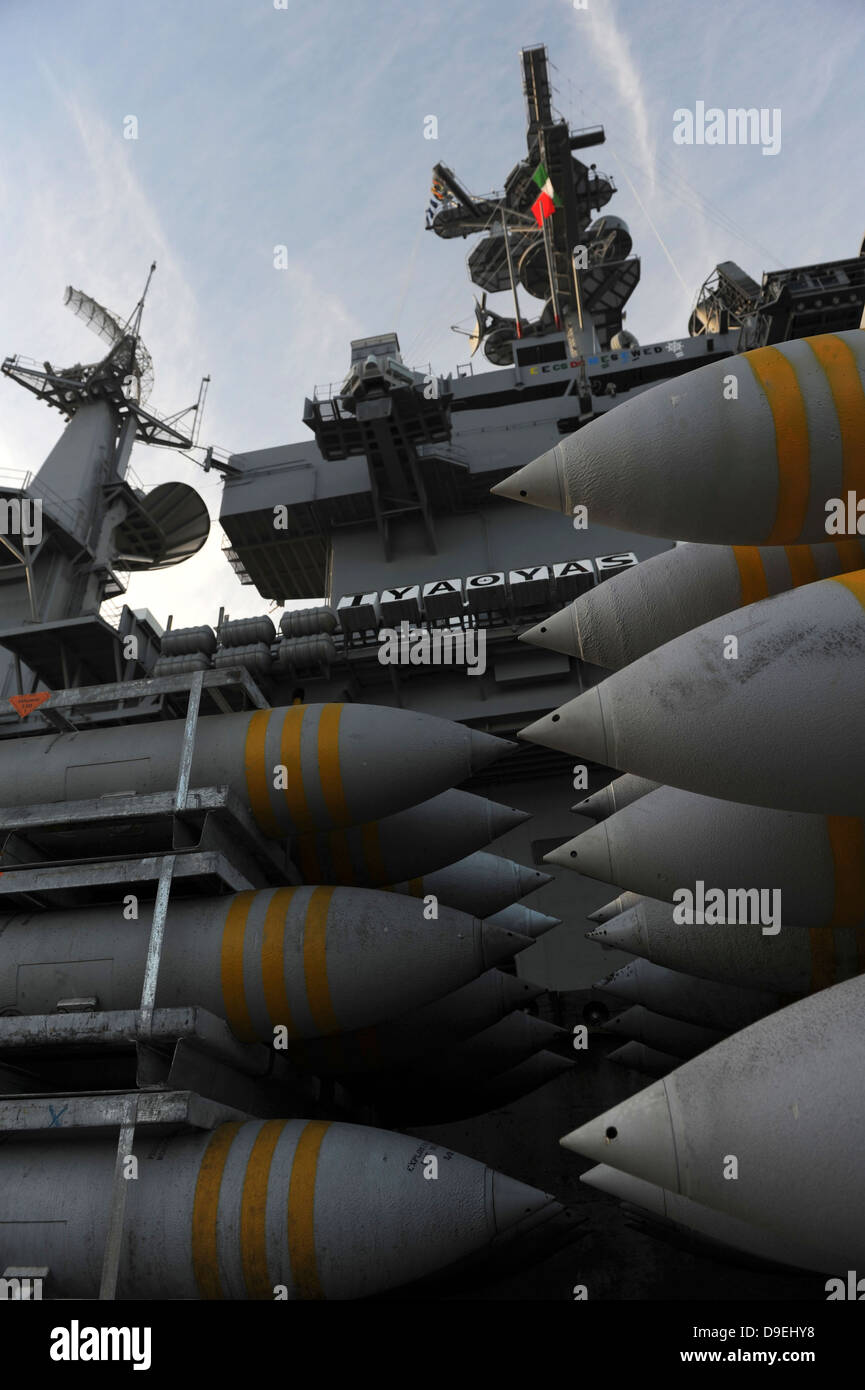 Munitions empilées prêtes à être chargées à bord de l'USS John C. Stennis. Banque D'Images