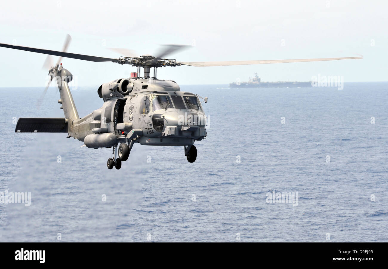 Un hélicoptère MH-60R Seahawk en vol au dessus de l'Océan Pacifique Banque D'Images