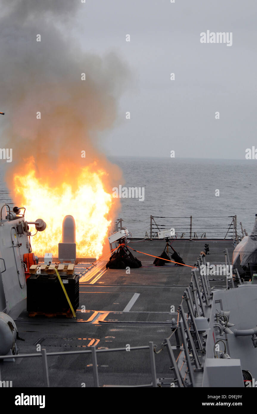 Un lancement de missiles Tomahawk à bord du USS Sterett. Banque D'Images