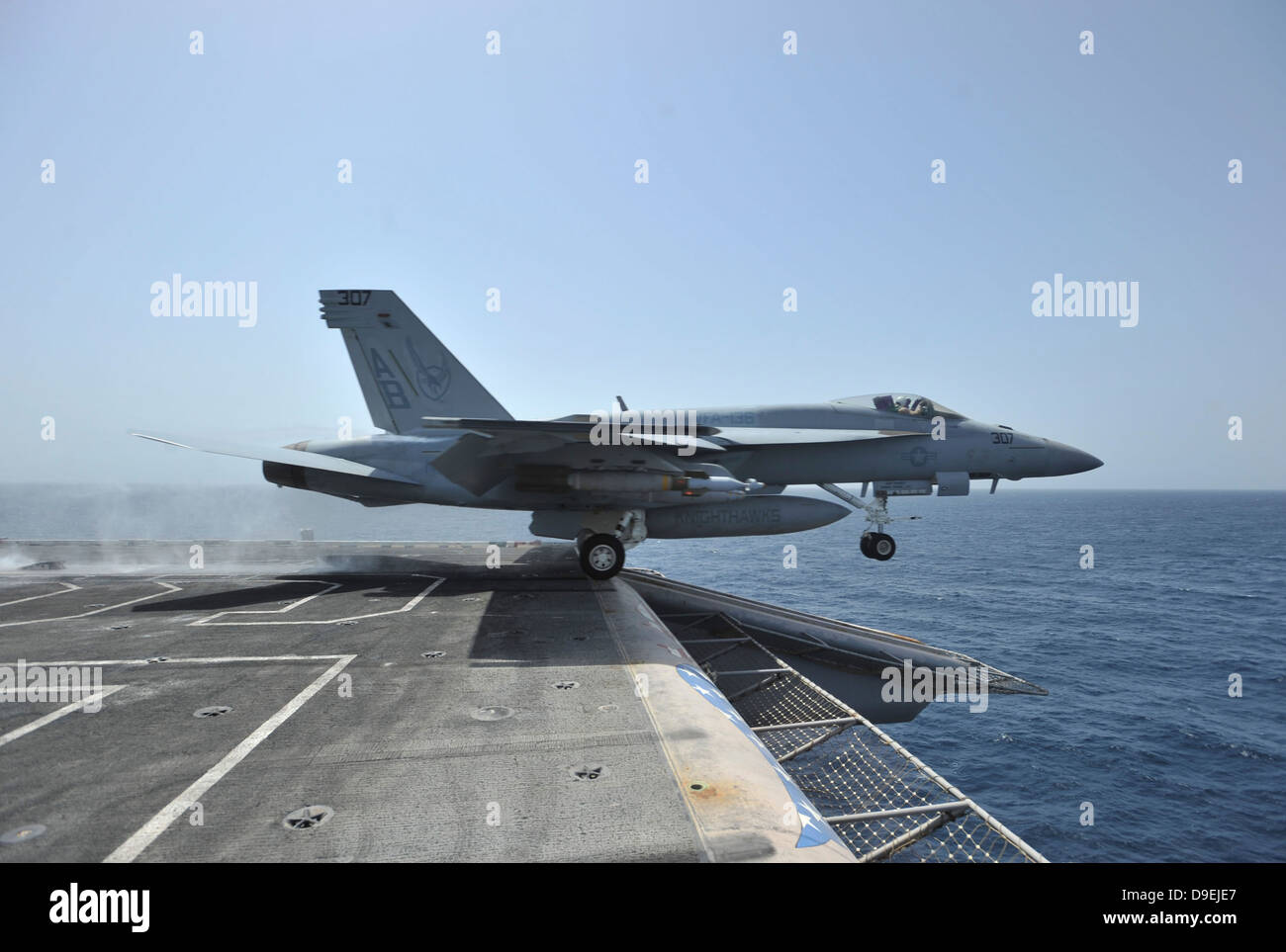La mer d'Oman, le 28 mars 2011 - Un F/A-18E Super Hornet lance à partir du porte-avions USS Enterprise (CVN-65). Banque D'Images