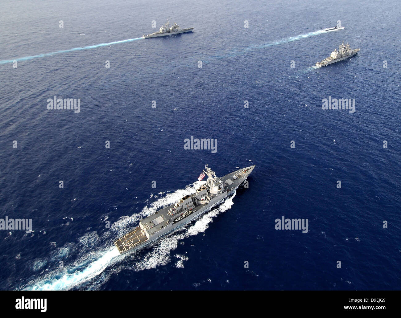 Vue aérienne d'une flotte navale qui transitent par l'océan Pacifique. Banque D'Images