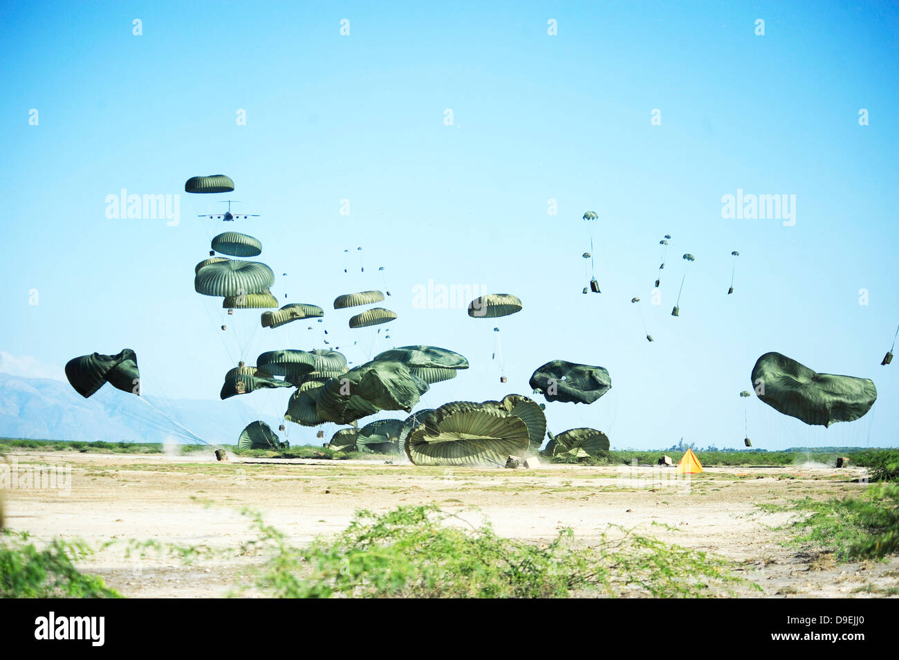 L'aide humanitaire est airdopped dans la banlieue de Port-au-Prince, Haïti. Banque D'Images