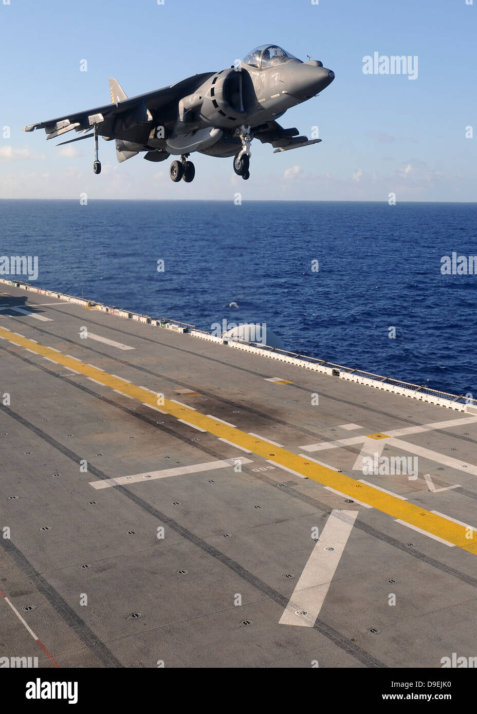 Un jet Harrier AV-8B se prépare à atterrir sur le pont du USS Essex. Banque D'Images