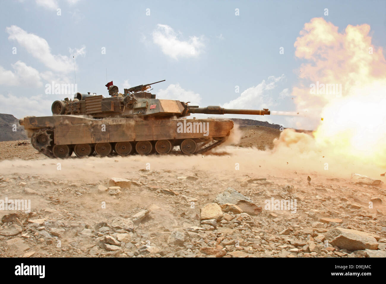 Par le biais d'un bombard Marines Champ de tir réel à l'aide de M1A1 Abrams tanks. Banque D'Images