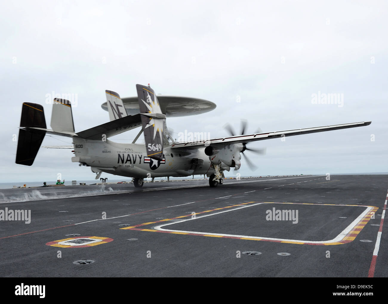 Un E-2C Hawkeye lance sur le pont du USS Abraham Lincoln. Banque D'Images