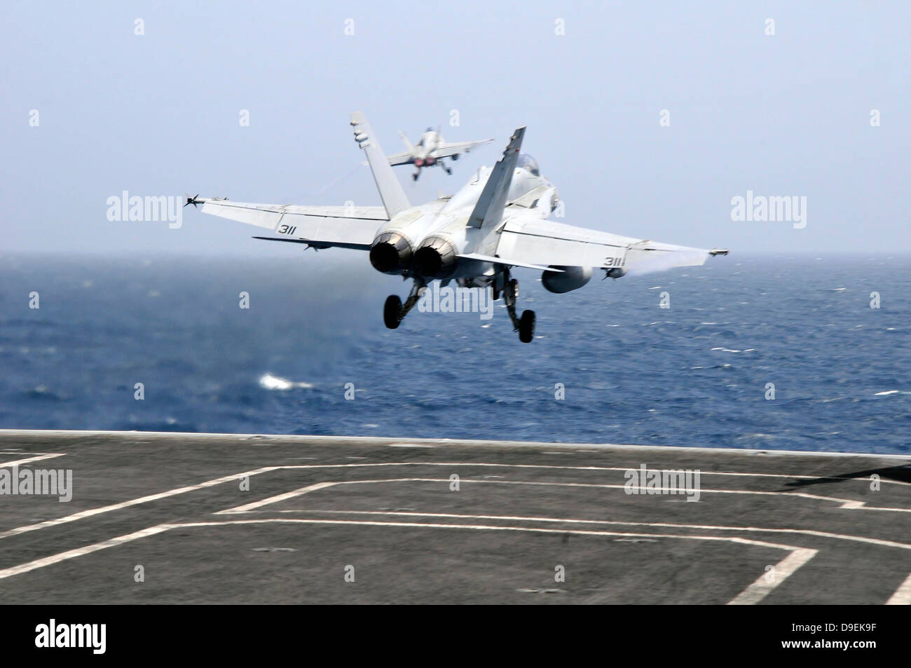 Deux F/A-18C Hornet lancement avions d'attaque du porte-avions USS Ronald Reagan. Banque D'Images