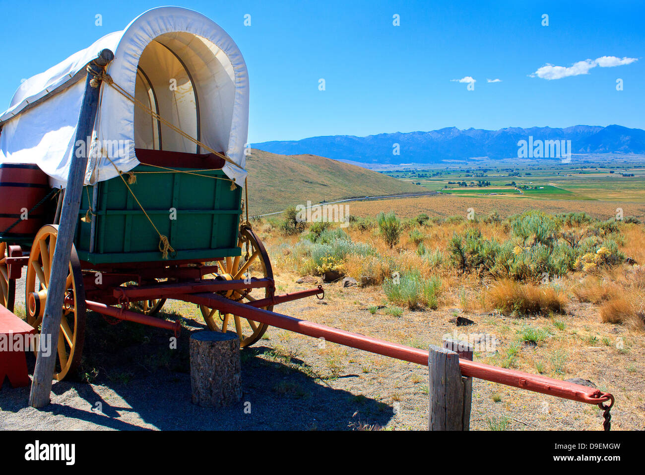19e siècle réplique chariot couvert extérieur National Historic Oregon Trail Interpretive Center à Baker City, Oregon Banque D'Images