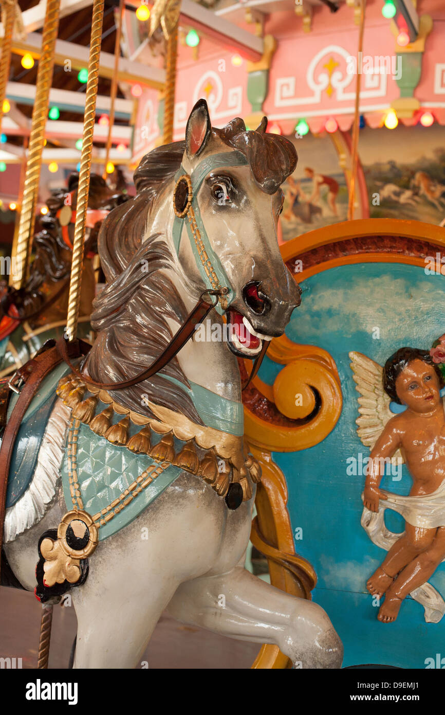 Le carrousel magnifiquement restauré se trouve dans un pavillon dans la région de Holyoke's Heritage State Park. Banque D'Images