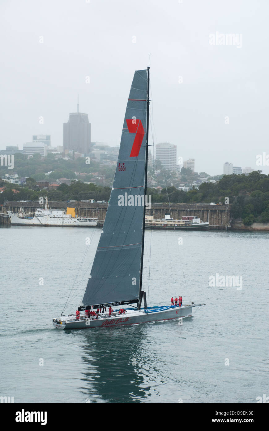 Maxi Yacht Wild Oats XI sur le port de Sydney sur un matin brumeux, à North Sydney en arrière-plan. Banque D'Images