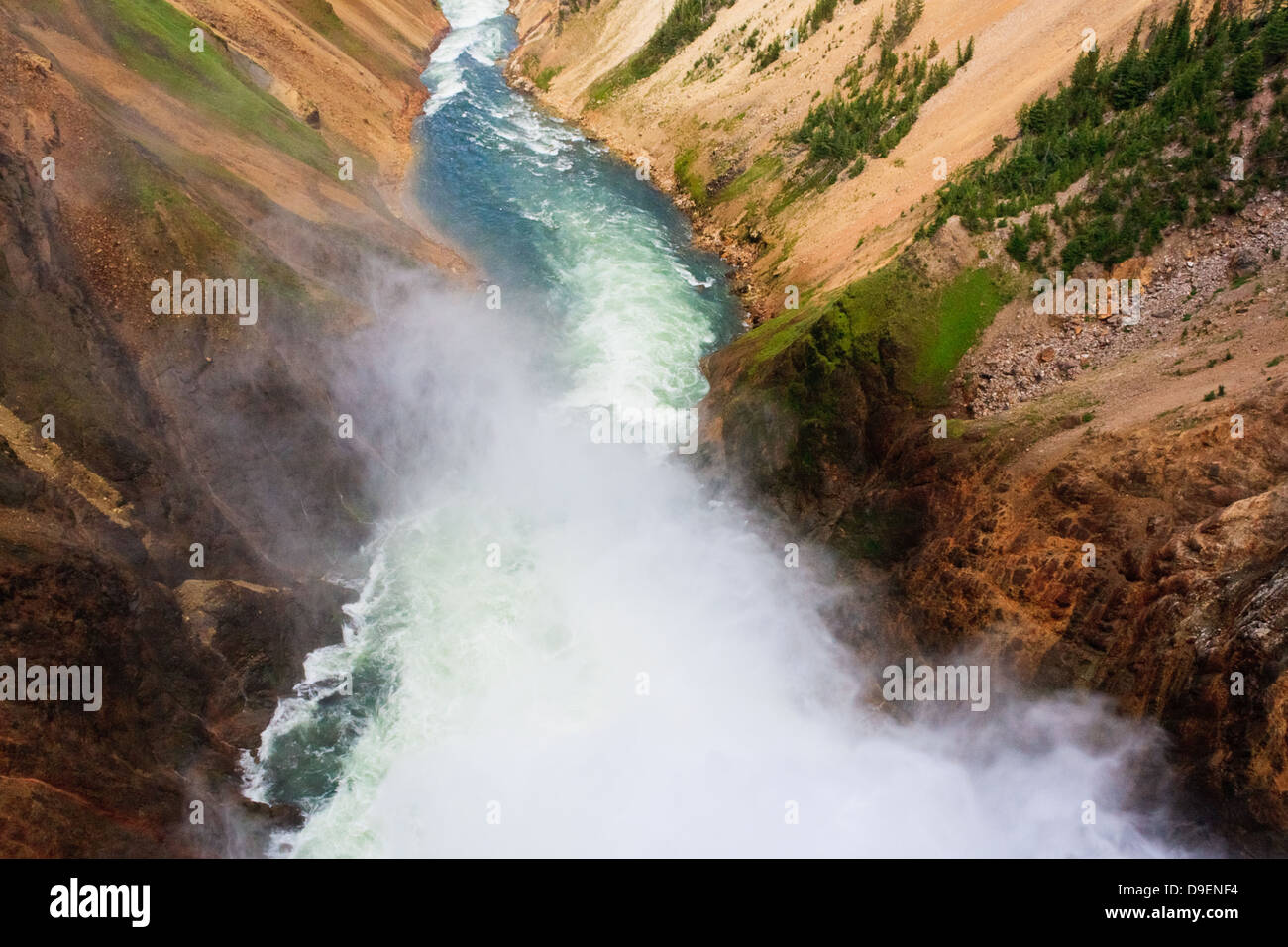 La brume s'élève de bord de Lower Falls en passant par la rivière Yellowstone Grand Canyon de Yellowstone Banque D'Images