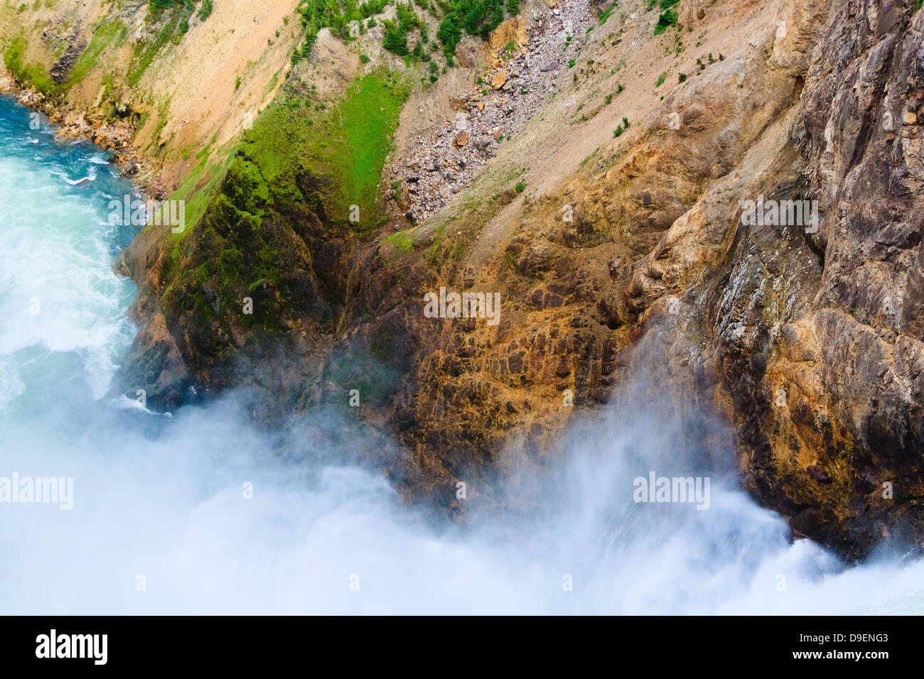 La brume s'élève de bord de Lower Falls dans Yellowstone River in Yellowstone National Park, Wyoming Banque D'Images