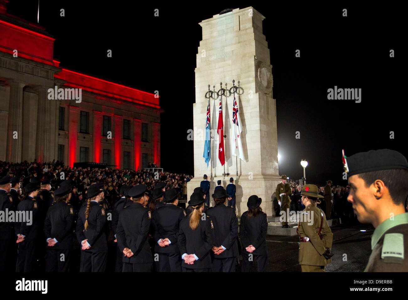 L'aube de la Journée de l'Anzac War Memorial Museum, Service, Auckland, Nouvelle-Zélande Banque D'Images