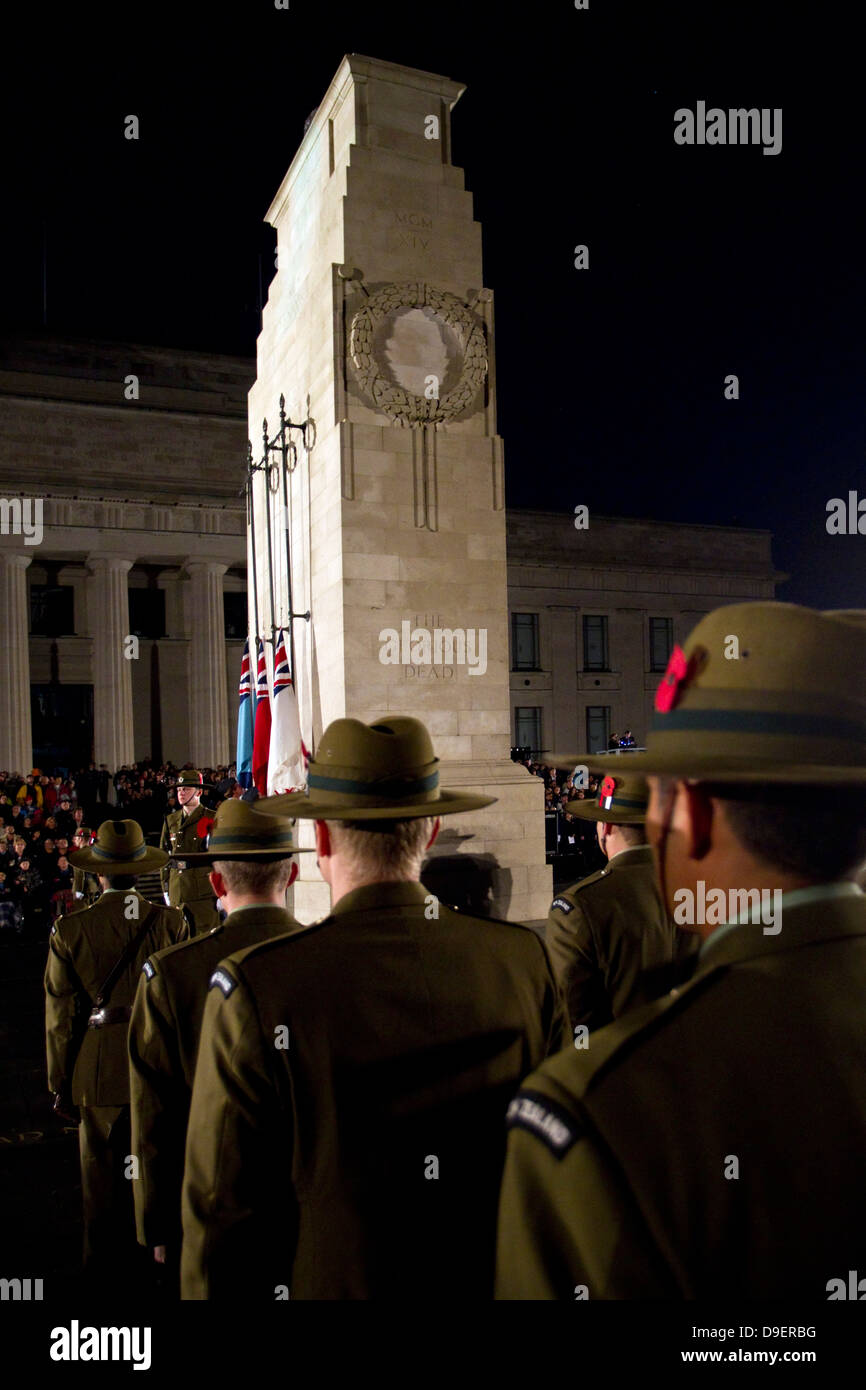 L'aube de la Journée de l'Anzac War Memorial Museum, Service, Auckland, Nouvelle-Zélande Banque D'Images