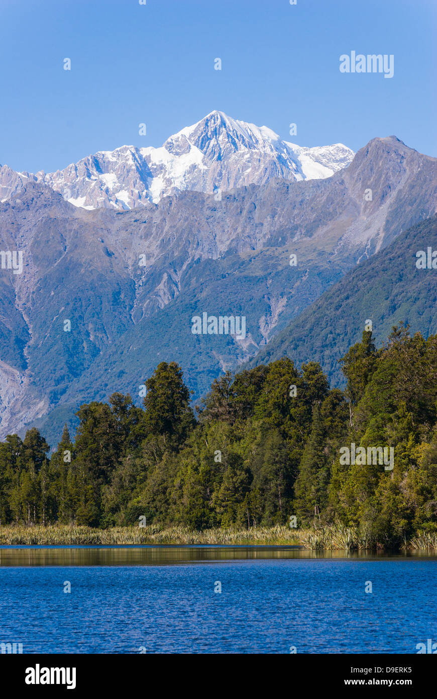 Parc Aoraki/Mount Cook (3754m) est la plus haute montagne en Nouvelle-Zélande et est vue ici du lac Matheson, près de Fox Glacier. Banque D'Images