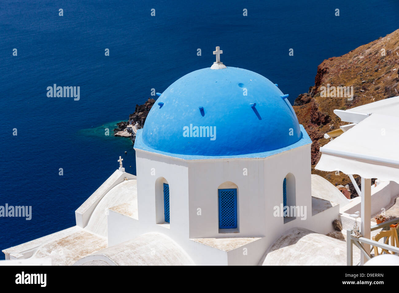 Clocher blanc traditionnel à Oia, Santorin en Grèce Banque D'Images