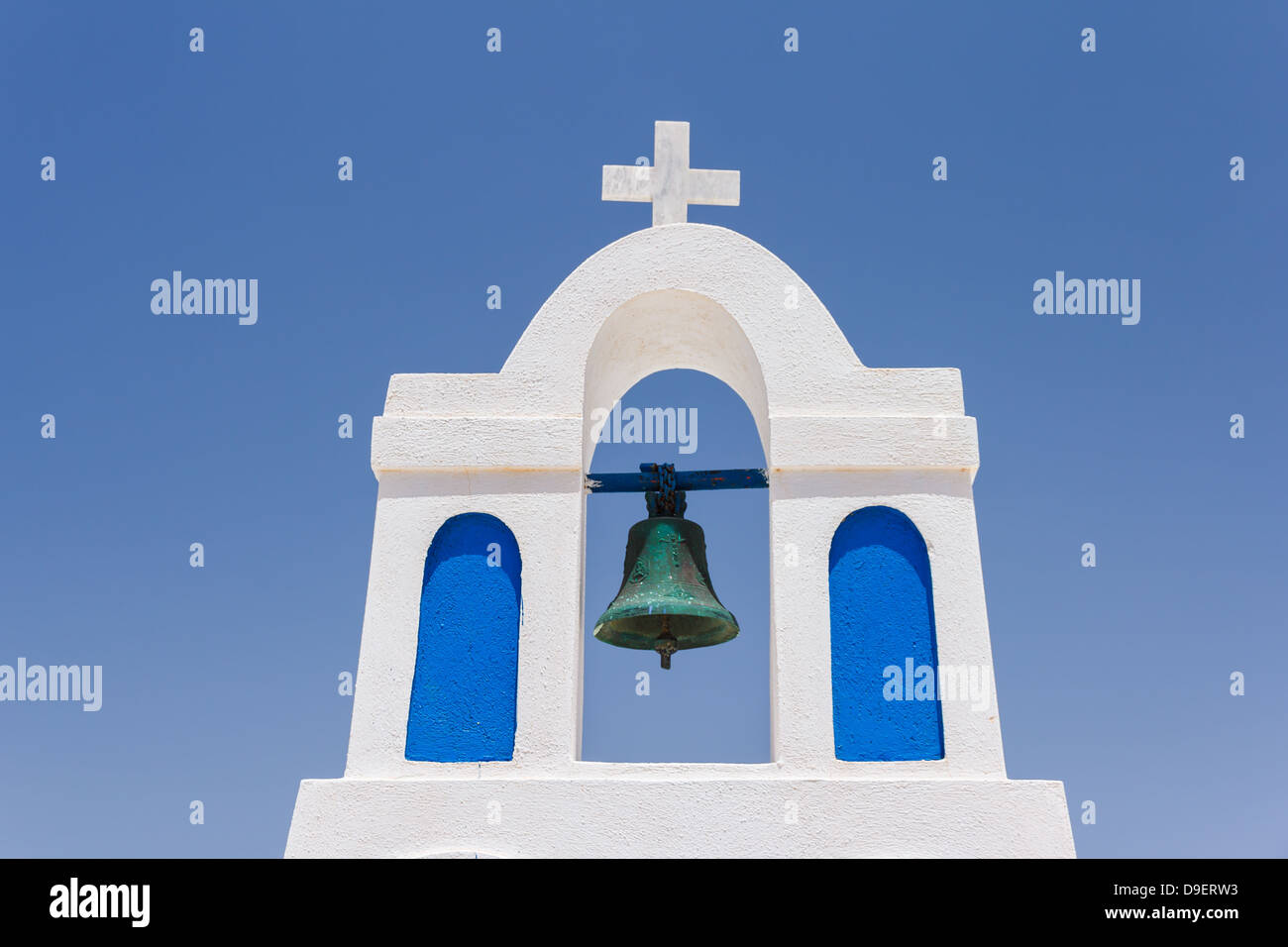 Clocher blanc traditionnel à Oia, Santorin en Grèce Banque D'Images