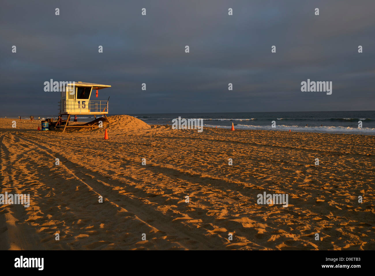 De l'eau cabine de sauvetage Baywatch, coucher du soleil, de la plage Huntington Beach, Californie, États-Unis d'Amérique, USA Banque D'Images