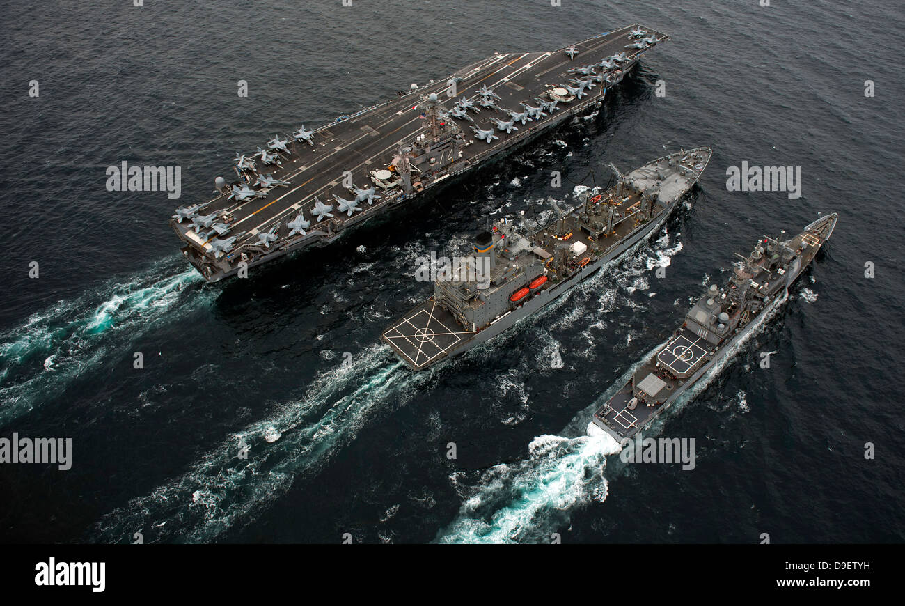 Un ravitaillement en mer entre l'USS Abraham Lincoln, le USNS Guadalupe et USS Cape St. George. Banque D'Images
