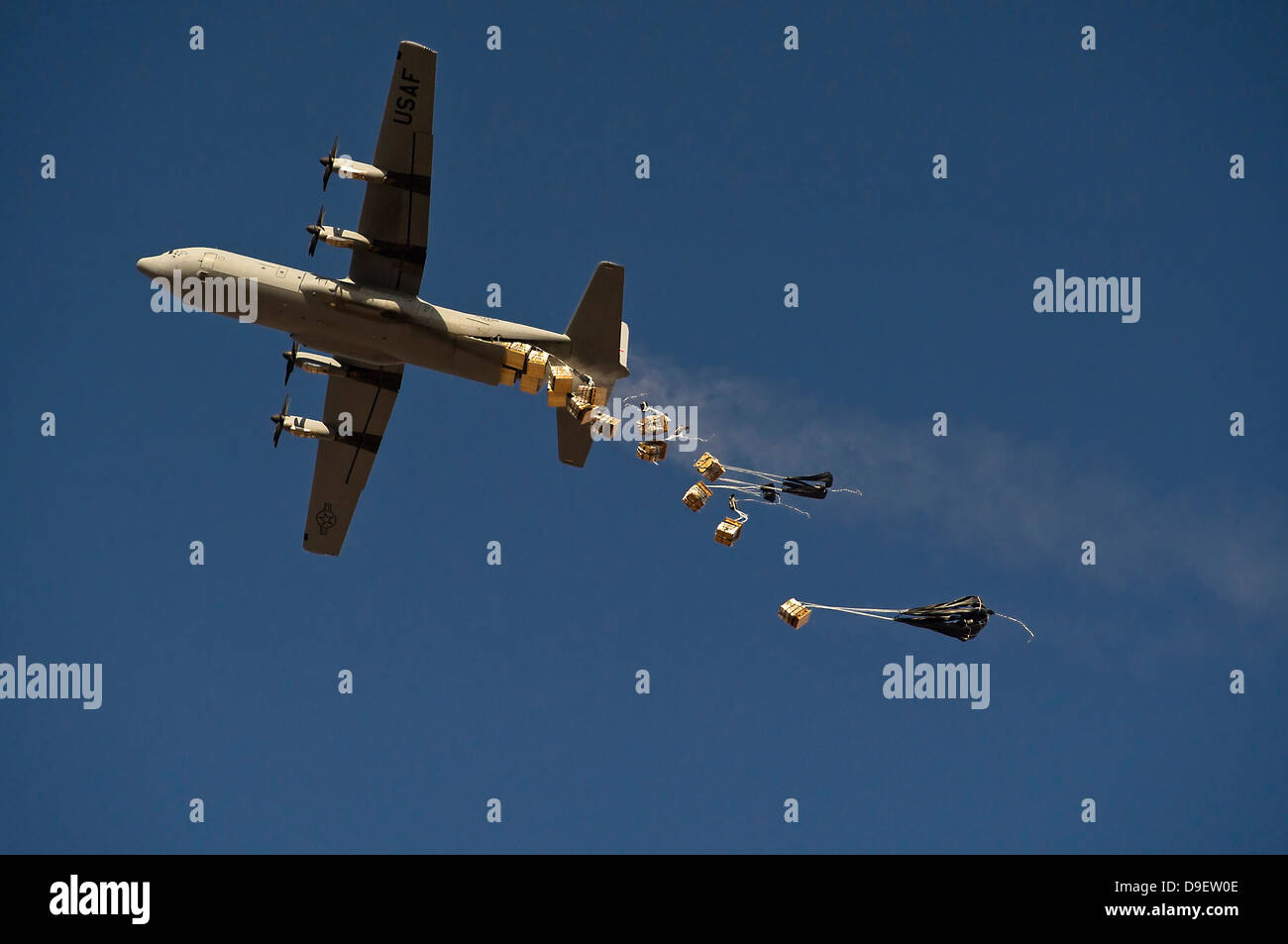 Un U.S. Air Force C-130 Hercules 20 largages irradié au cours de l'Afghanistan. Banque D'Images