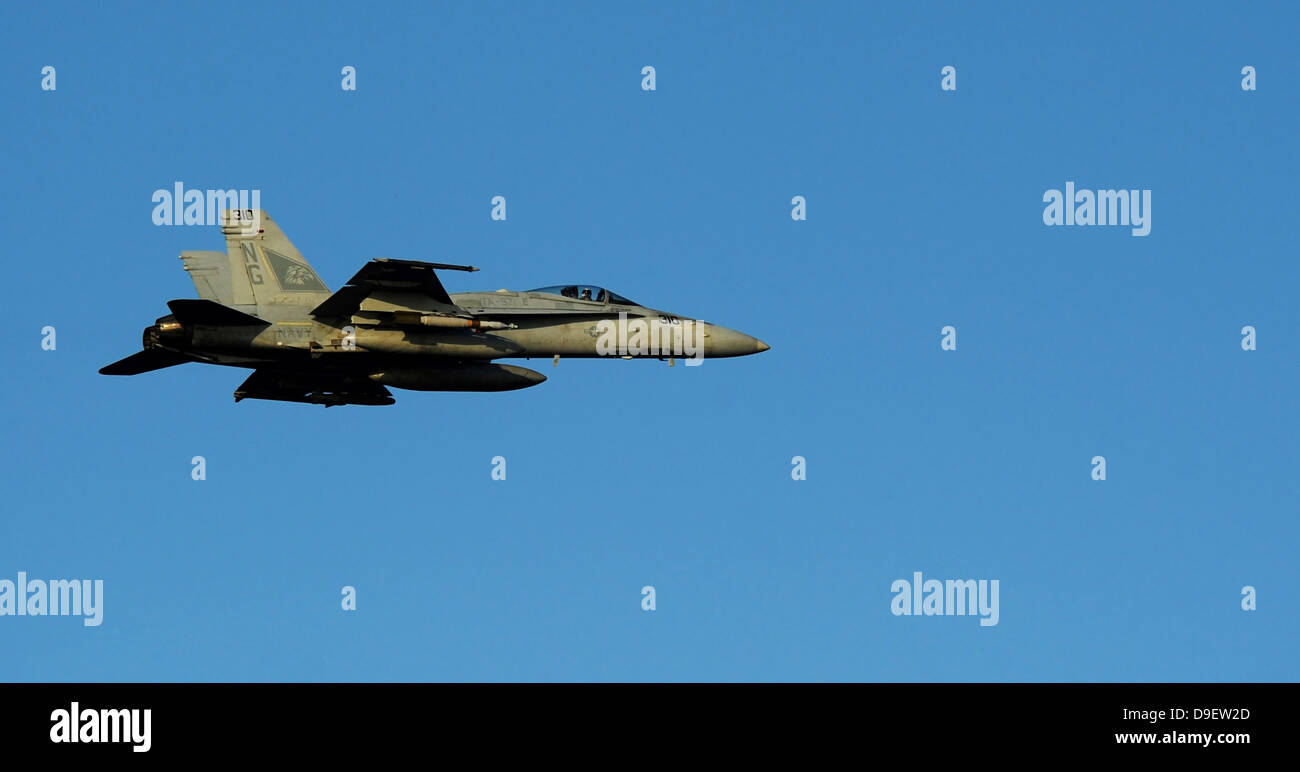 La mer d'Oman, le 24 octobre 2011 - Un F/A-18C Hornet survole la classe Nimitz porte-avions USS John C. Stennis. Banque D'Images