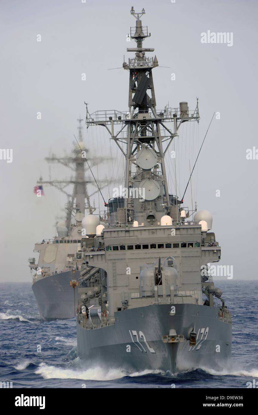 JDS Shimakaze voiles en formation avec la Marine des États-Unis et le Japon d auto-défense maritime des navires. Banque D'Images