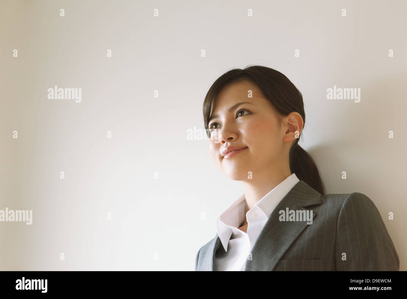 Businesswoman smiling loin Banque D'Images