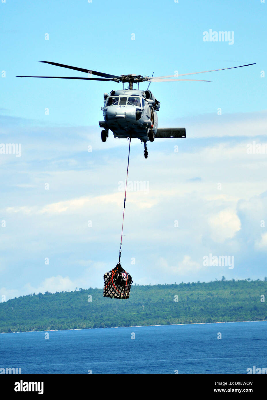 27 juin 2011 - UN MH-60 Knighthawk exerce au cours d'une reconstitution des fournitures en cours. Banque D'Images