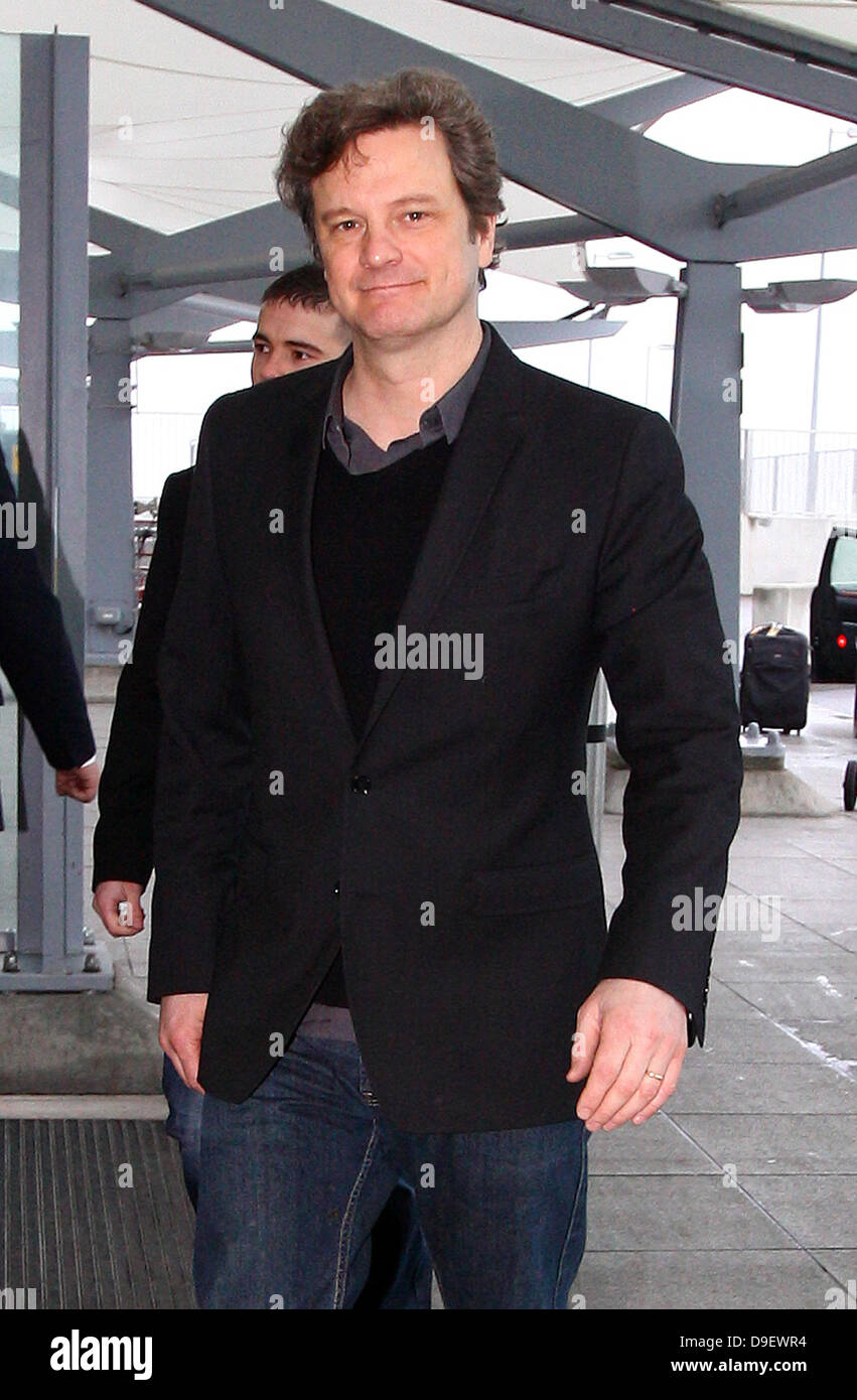 Colin Firth arrivant à l'aéroport de Londres, Angleterre - 22.02.11 Banque D'Images
