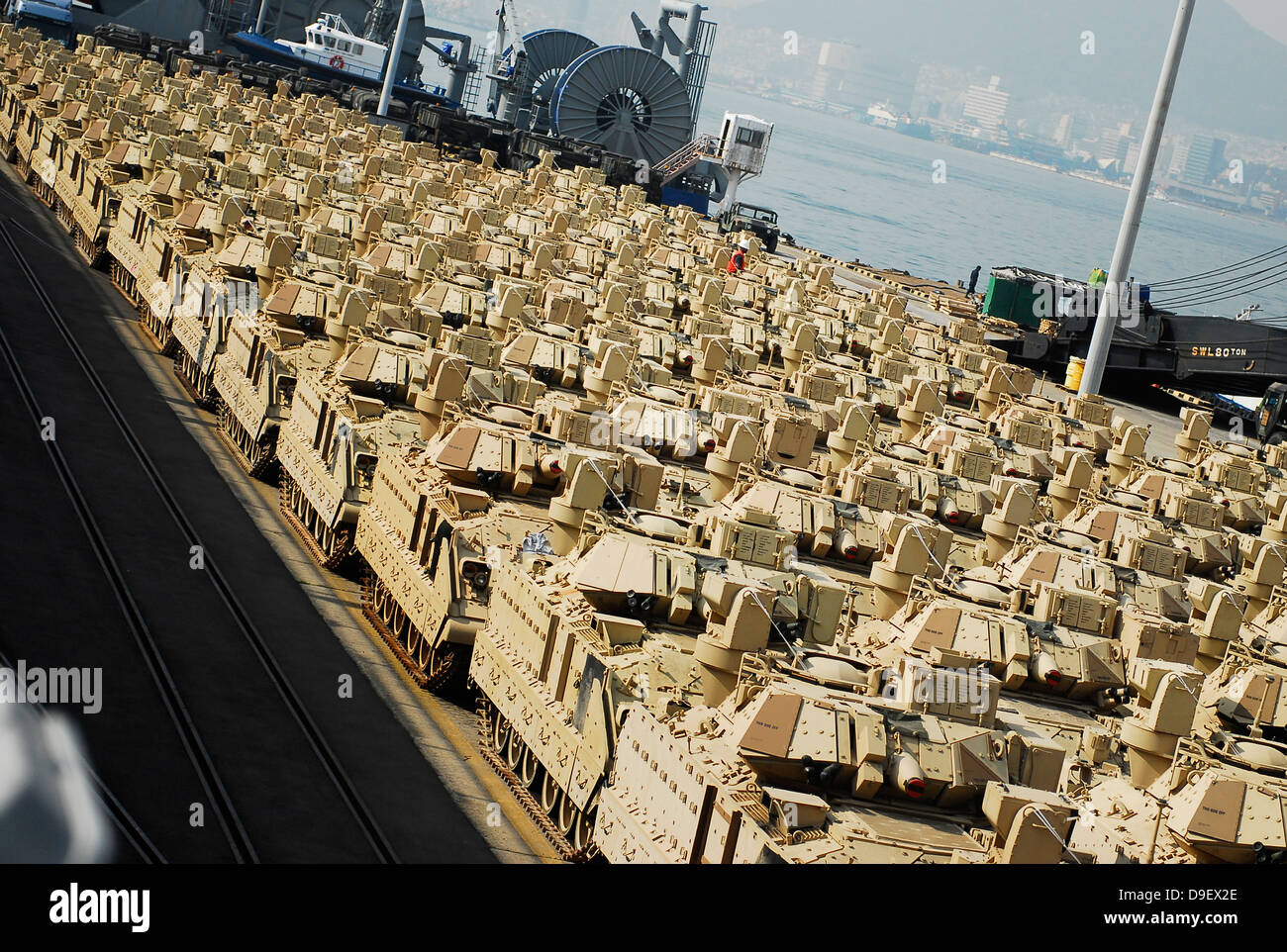 Une abondance de véhicules de combat Bradley au quai 8, Busan, Corée du Sud. Banque D'Images