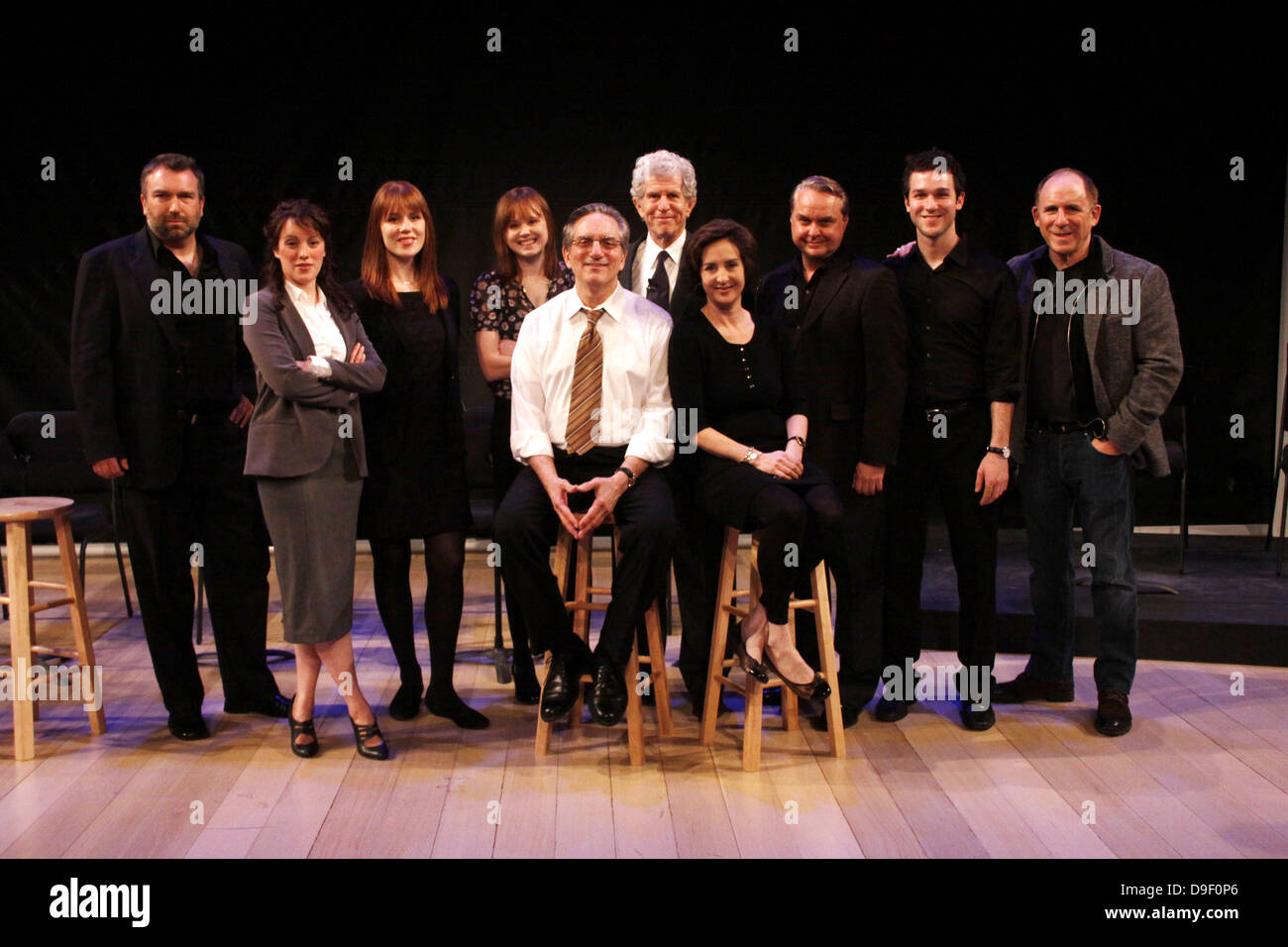 Brandon Ladd Burkey, Samantha Soule, Lauren Anglais, Alison Pill, Martin Vidnovic, Tony Roberts, Jennifer Strome, Andy Prosky, Clancy O'Connor et Lee Sankowich Lecture de la jouer "l'Idéaliste", tenue à la fois centre New York City, USA - 23.02.11 Banque D'Images