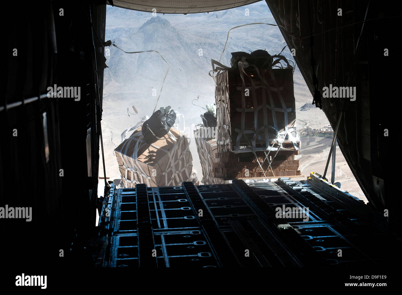 Les palettes sont retirées d'un C-130 Hercules de l'Afghanistan. Banque D'Images