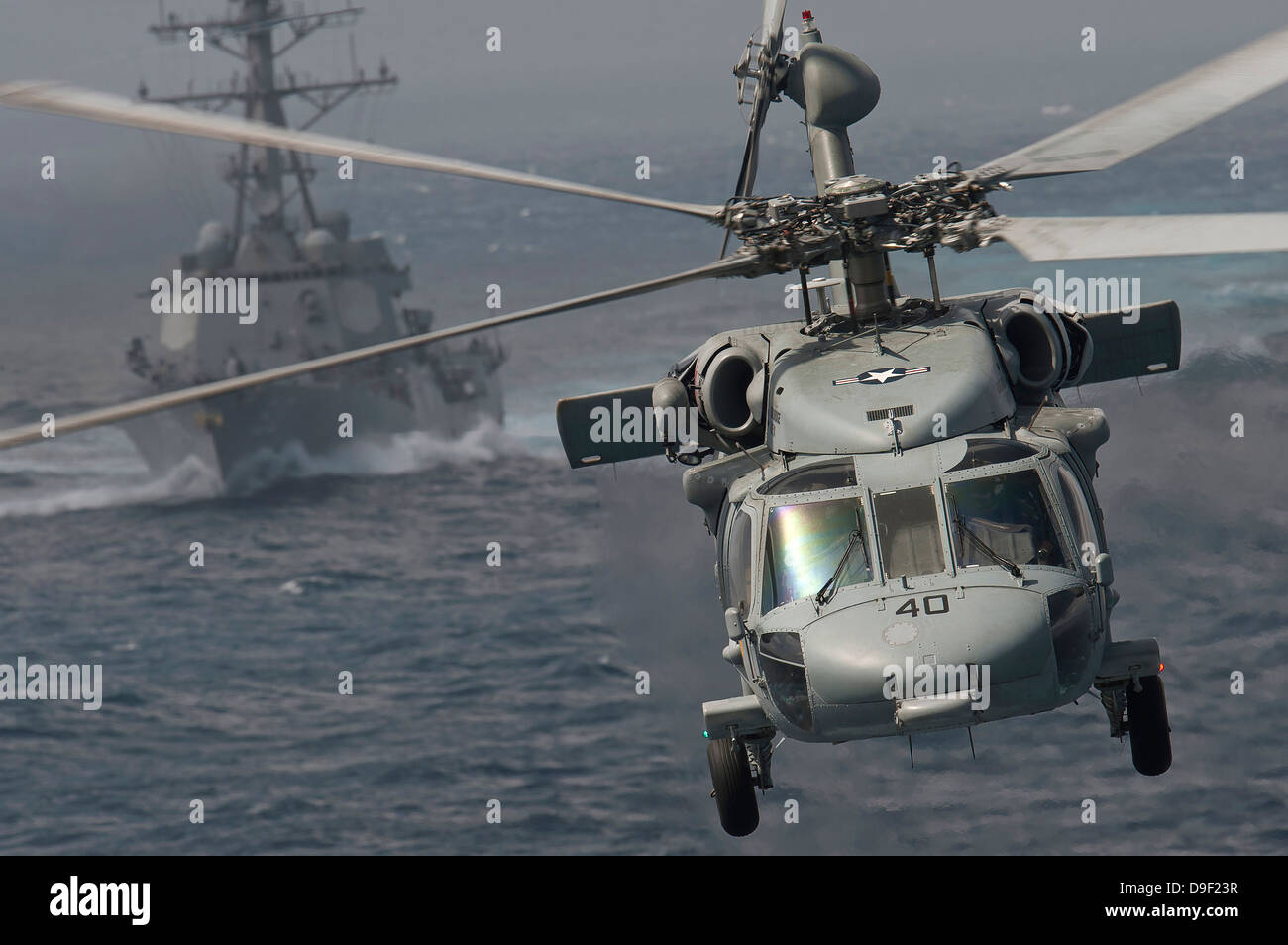 Un Knight Hawk MH-60S offre des fournitures à l'USS Carl Vinson. Banque D'Images