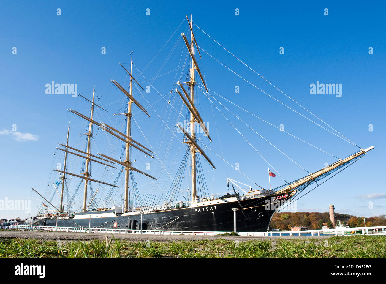 L'école de voile le vent du navire dans le port de Travemünde, navire de formation à la voile vent du commerce dans le port de Travem ?nde Banque D'Images