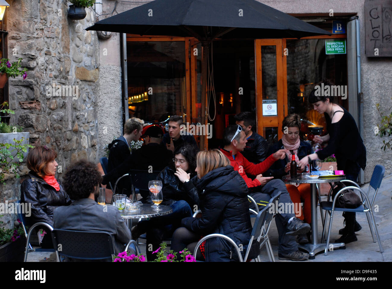 Terrasse, gens, jeunes, Bar Clot dels Romains Plaza Mont-Rodon, Carré, Vic, Osona, Barcelone, Catalogne, Espagne, Europe Banque D'Images