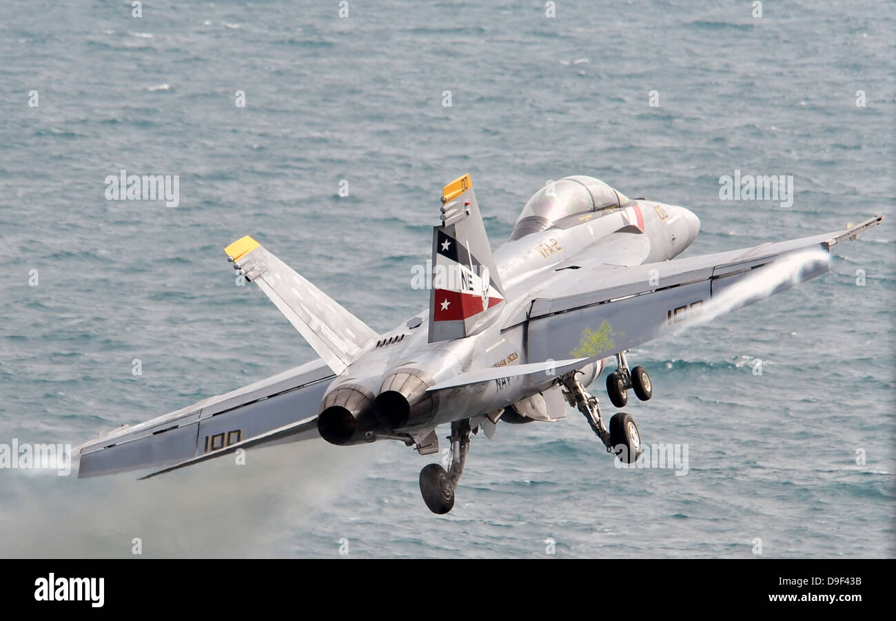 Région du Golfe, le 9 février 2012 - Un F/A-18F Super Hornet lance à partir de la classe Nimitz porte-avions USS Abraham Lincoln. Banque D'Images