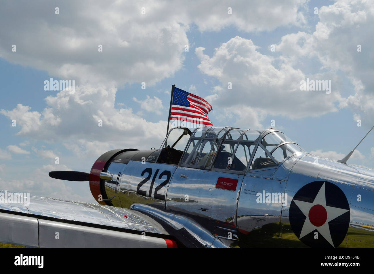 Un avion d'entraînement BT-13 Vaillant avec le drapeau américain. Banque D'Images