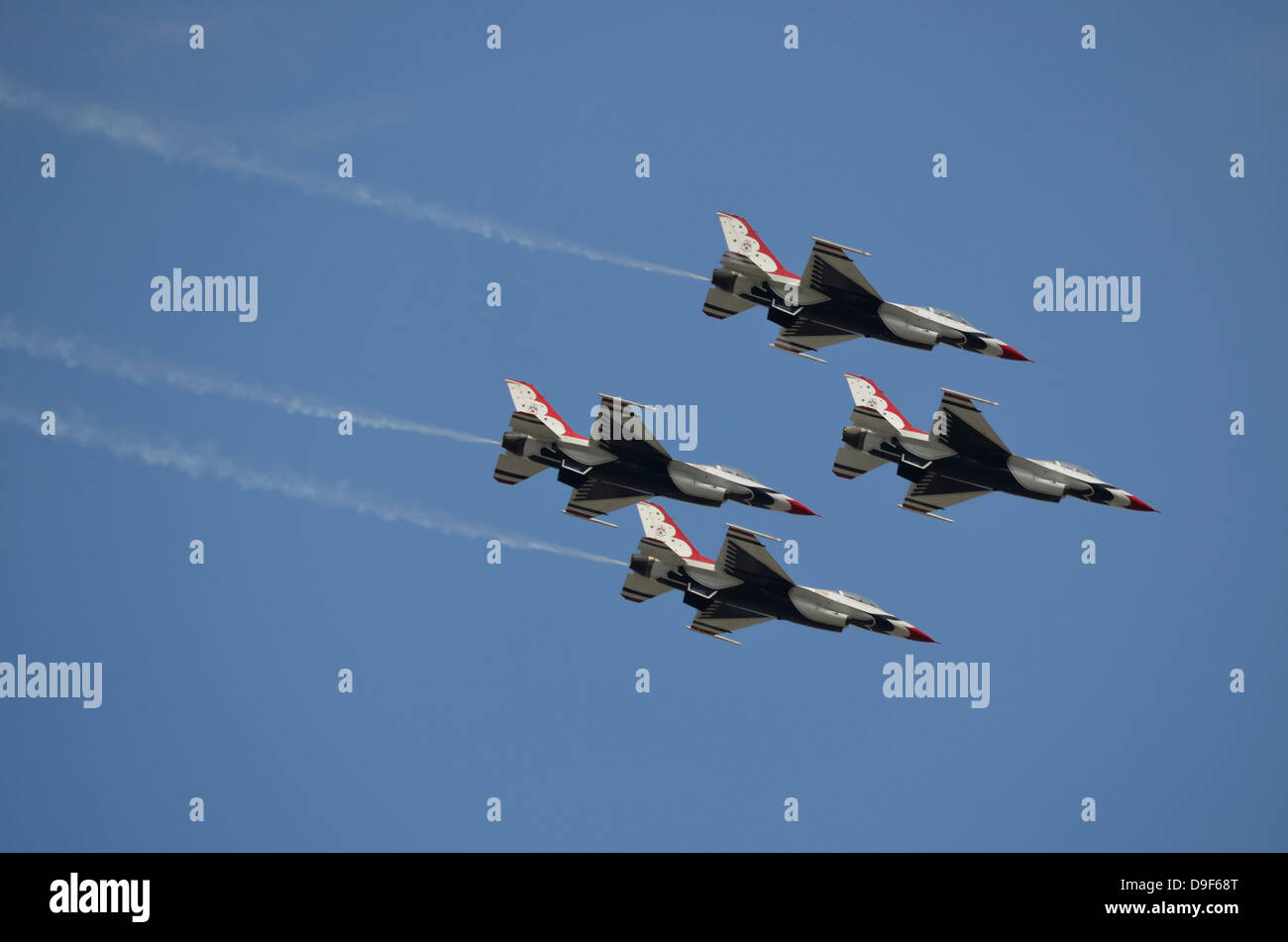 L'United States Air Force Thunderbirds de l'escadron de démonstration voler en formation diamant plus de Lakeland, en Floride. Banque D'Images