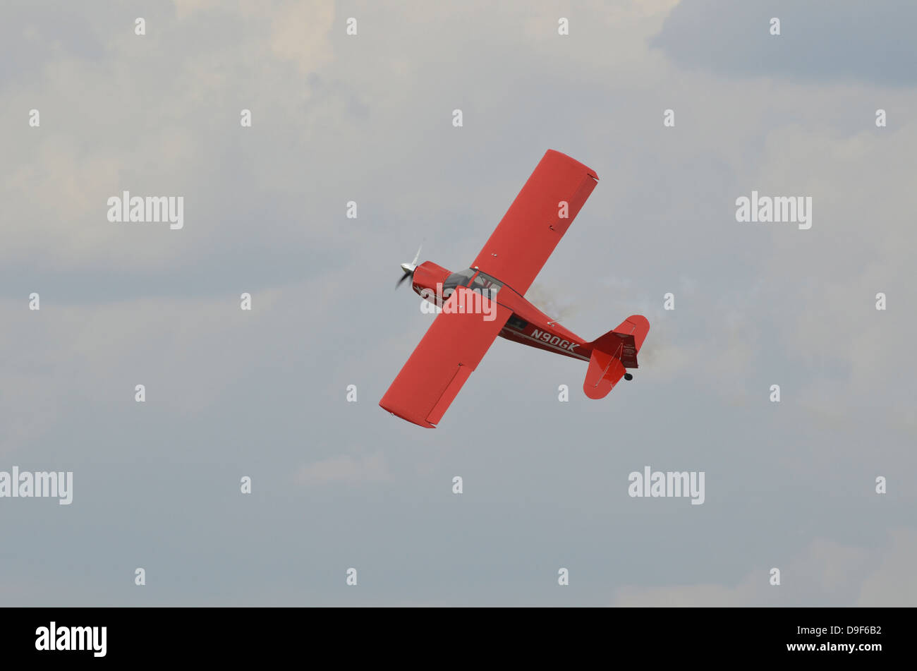 Un Champion Américain 8KCAB Decathlon light avion en vol près de Lakeland, en Floride. Banque D'Images Un Champion Américain 8KCAB Decathlon light avion en vol près de Lakeland, en Floride. Banque D'Images